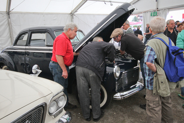 Diskussionen am Motor eines Studebakers - OSMT Zug September 2015