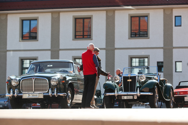 Bild: Diskussionen zwischen den Oldtimern - Emil Frey Classics / Zwischengas.com Oldtimer-/Youngtimer-Saisonabschluss-Brunch 2019