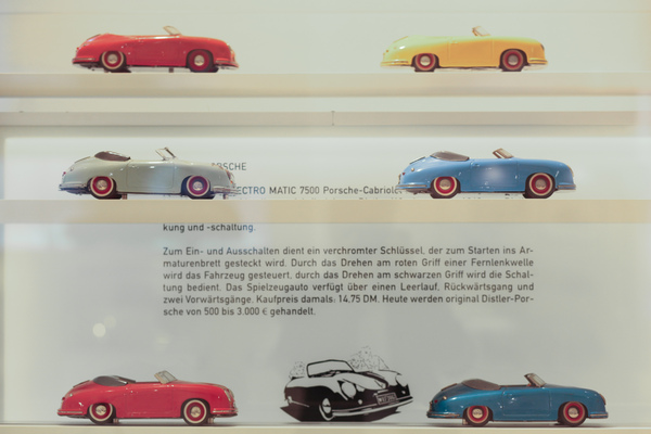 Distler-Spielzeug-Porschce mit Kabelfernsteuerung damals rund 14 DM teuer, heute gesuchte Raritäten - Prototyp Automuseum Hamburg