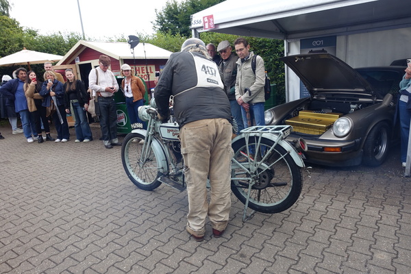 Doch dann war der Blick auf den Fahrer und seine Harley endlich frei – Classic Days 2025