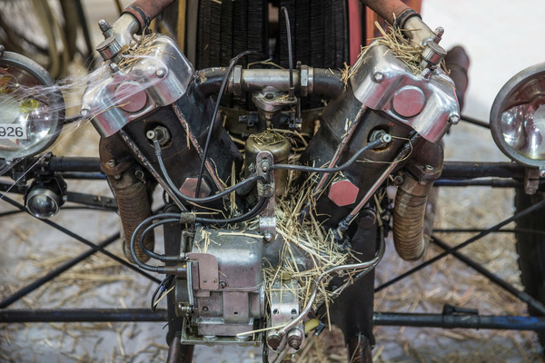 Doch schon bald kommt wieder Aufregung in den Stall, dann kräht der Hahn den Morgen ein …