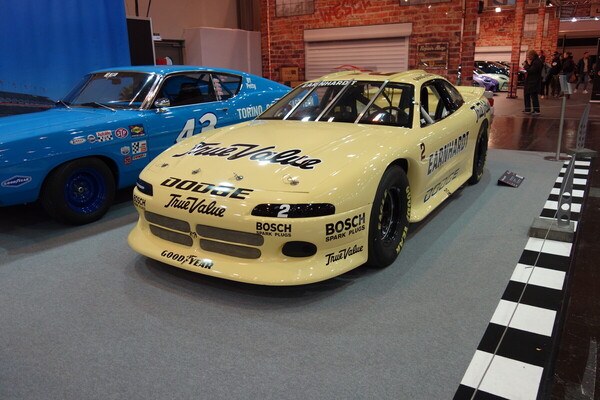 Bild Dodge Avenger IROC (1994) – gefahren von Dale Earnhardt. Daneben dem 1969er Ford Torino Cobra von Richard Petty – Essen Motor Show 2023