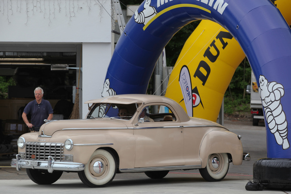Dodge Business Coupé - Vorkriegseleganz aus den USA beim Eingang zur Eisbahn (Dolder Classics Mai 2018)