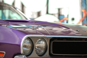 Dodge Challenger R/T 383 Magnum (1970) - Motorhauben-Verschlüsse, wie sie im Rennsport üblich waren