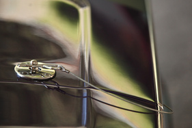 Dodge Challenger R/T 383 Magnum (1970) - diese Verschlüsse halten die Motorhaube an ihrem Platz