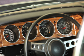 Dodge Challenger R/T 383 Magnum (1970) - gut ablesbare Instrumente und eine verspielte Uhr (rechts)