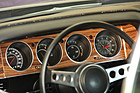 Dodge Challenger R/T 383 Magnum (1970) - gut ablesbare Instrumente und eine verspielte Uhr (rechts)