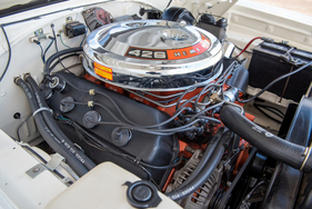 Der 426 Hemi hat mattschwarz lackierte Ventildeckel. Beim 440 sind sie wie der Motor orange.