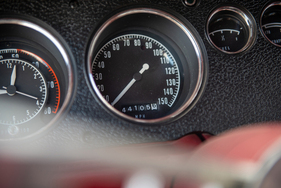 Viel Interessanter als die Laufleistung von gut 44'000 Meilen ist der "Tic-Toc-Tach", der Drehzahlmesser mit integrierter Uhr