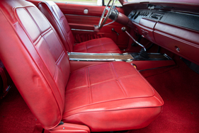 Bucket Seats mit Kunstlederbezug. Viel wichtiger als Seitenhalt ist in einem Hemi eine stabile Rückenlehne.