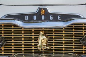 Dodge Custom Royal Lancer Convertible (1959) - das Emblem besteht aus Aluminium und ist eloxiert - Albisgütli Classic Cars & Bikes August 2022