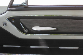 Dodge Custom Royal Lancer Convertible (1959) - kunstvoll verarbeitete Türinnenverkleidungen - Albisgütli Classic Cars & Bikes August 2022