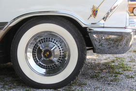 Dodge Custom Royal Lancer Convertible (1959) - kunstvolle Raddeckel - Albisgütli Classic Cars & Bikes August 2022