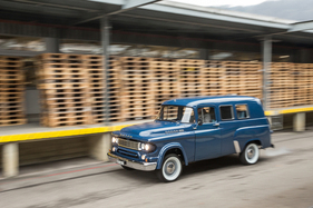 Dodge D100 Wagon (1966) – Lag 1966 für europäische Lieferwagen bei Einhundert die Schallgrenze, gibt es beim D100 noch etwas Luft nach oben.