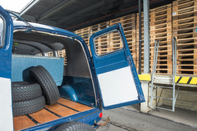 Dodge D100 Wagon (1966) – Schick - der D100 hat ein robustes Holzdeck als Laderaumboden