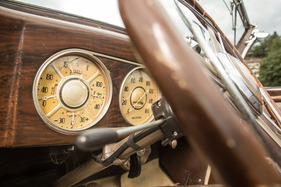 Dodge D8 Langenthal (1938) - Armaturen mit vielen Details, wie die Verzierung bei den Zeigern