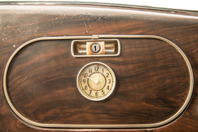 Dodge D8 Langenthal (1938) - Auch eine Uhr ist mit an Bord, wie es sich für ein Luxusauto gehört