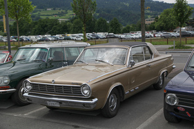 Dodge Dart GT 2-Door Hardtop (1965) auf dem Besucherparkplatz – Swiss Classic World Luzern 2022 (1965)