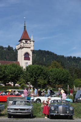 Dodge Dart und Mercedes-Benz 220 Cabriolet vor dem Albisgütli - Albisgütli Classic Cars & Bikes August 2022