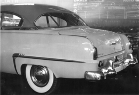 Dodge Kingsway (1953) - weiche Formen und charakterisches Chromstreifenmotiv über dem Hinterrad - am Automobilsalon in Genf 1953 (1953)