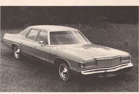 Dodge Monaco - Royal Monaco - Royal Monaco Brougham 5,2-Liter-V8-Motor - 150 HP (netto) 1 Doppelvergaser (1976)