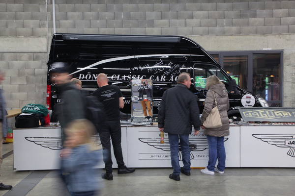 Dönni Classic Car AG mit Accessoires und Ersatzteilen und vielen guten Geschichten - Oldtimermesse St. Gallen 2018
