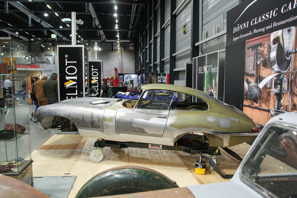Dönni Classic Car warb für seine Restaurierungen mit einem Jaguar E-Type im Aufbau – Swiss Classic World Luzern 2022