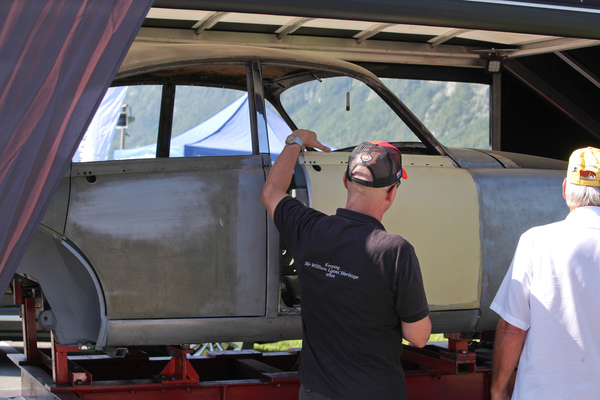 Dönni Classic Car zeigte einen in Restaurierung begriffenen Jaguar - eine Seite war bereits verblecht. - British Car Meeting BCM in Mollis 2019