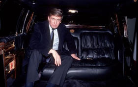 Donald Trump in der Cadillac Trump Golden Series Limousine (1988) - als Lot 087 an der Bonhams Versteigerung am Goodwood Members Meetting 2017