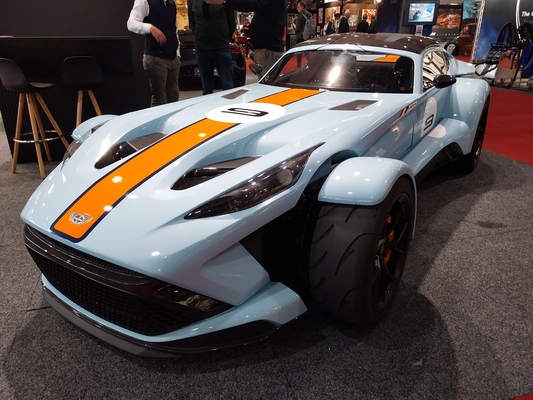 Donkervoort F 22 (2023) – passend zu den garantiert unbenutzten Gulf-Ölfässern – Interclassics Classic Car Show Brüssel 2023