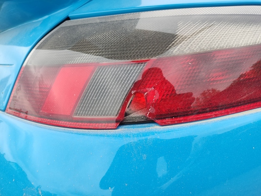 Doppelt ärgerlich: nicht nur wegen des demolierten Rücklichts, sondern auch wegen des Sandes, der in jede Ritze kriecht – Porsche-Treffen Dinslaken 2022