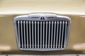 Doppelt hält besser: gleich zwei Markenschriftzüge auf diesem Sunbeam-Kühlergrill – Techno Classica 2024