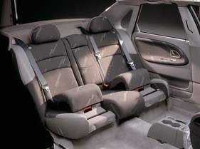 Doppelte integrierte Kindersitze wurden mit dem Volvo S40 im Jahr 1995 eingeführt Doppelte integrierte Kindersitze wurden mit dem Volvo S40 im Jahr 1995 eingeführt