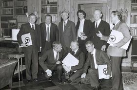 Dr. Habbel nimmt für den Audi 200 das Goldene Lenkrad entgegen. Statt KKM 871 war das Topmodell 5T mit einem aufgeladenen 5-Zylinder-Turbomotor ausgestattet.