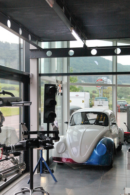 Dragster-Käfer im Schaufenster - Besuch bei Cagero