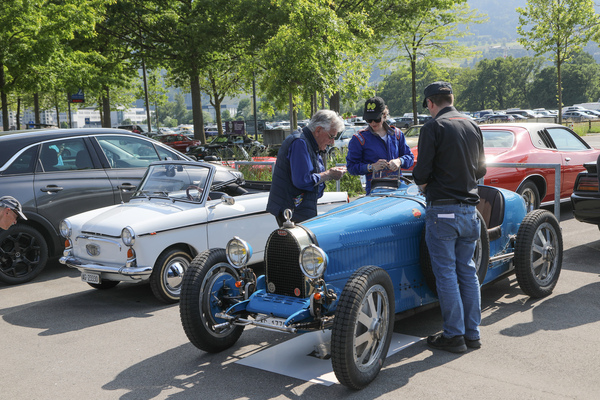 Outside the door - the departure of the Bugatti 35 B is being closely monitored - Swiss Classic World Lucerne 2023