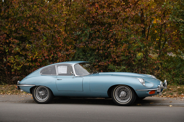 Draussen vor der Türe - Jaguar E-Type steht zum Verkauf - Versteigerung "Klassische Automobile & Motorräder" der Oldtimer Galerie in Toffen am 18. Oktober 2025