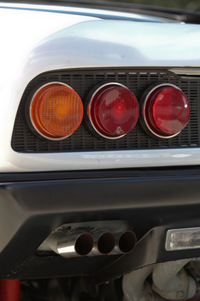 Drei Auspuffenden und drei Heckleuchten auf jeder Seite beim Ferrari 365 GT/4 BB Berlinetta Boxer - Eindrücke DolderClassics vom 7. September 2014