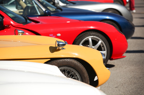 Drei Jahrzehnte TVR auf einem Bild, der gelbe ist ein Grantura - British Car Meeting 2015 in Mollis