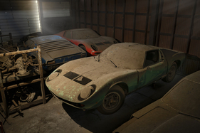 Drei Lamborghini Miura in Blau, Rot und Grün - "The Junkyard: The Rudi Klein Collection" angeboten von RM/Sotheby's 2024