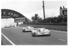 Drei Porsche 917 Langheck hintereinander gleich nach dem berühmten Dunlop-Bogen in Le Mans 1971