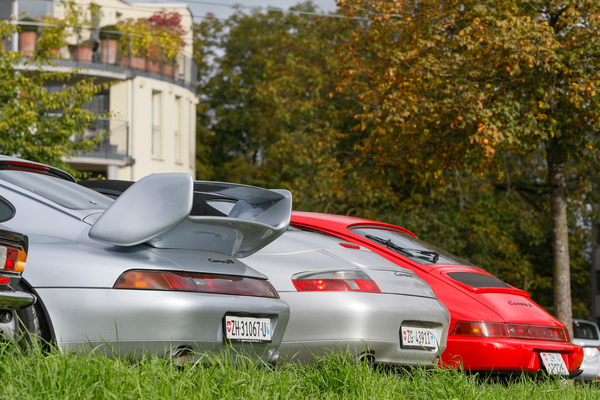 Image: Three Porsche generations: the water-cooled 996 in the middle between the air-cooled 993 and 964 - Albisgütli Classics Cars & Bikes October 2025