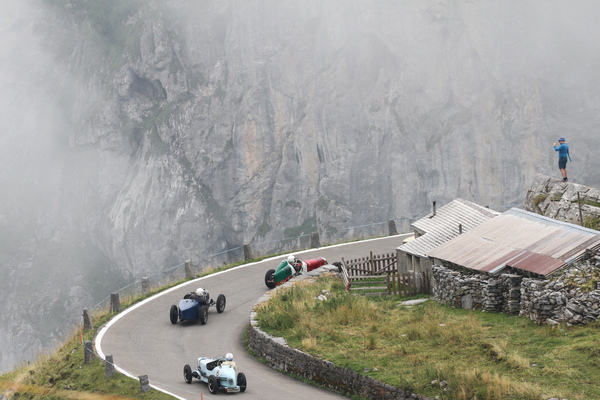 Bild Drei Rennwagen der Vorkriegszeit flott unterwegs - Maserati 8CM, Bugatti 35 und MG - Memorial 100 Jahre Klausenrennen am 6. August 2022