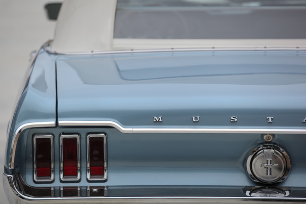 Drei Rückleuchten auch für den Ford Mustang - Dolder Classics Mai 2018