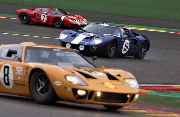 Drei auf einen Streich im Kampf um vordere Plätze. - (Ford GT 40 1965 am Spa Six Hours 2019)