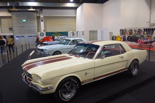 Drei gestreifte Ford Mustang bei Sky Automobile - Essen Motor Show 2022