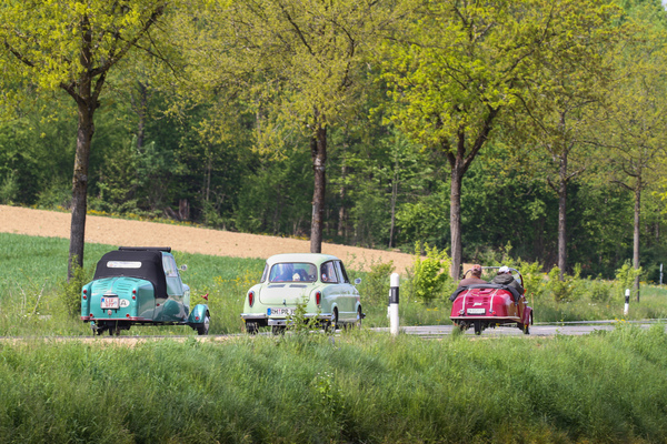 Bild Drei vielen Leuten unbekannte Fahrzeuge fahren hier - Felber Autoroller, NSU Prinz und Kroboth Allwetterroller - 12. Internationales Microcar Treffen Wohlen 2022
