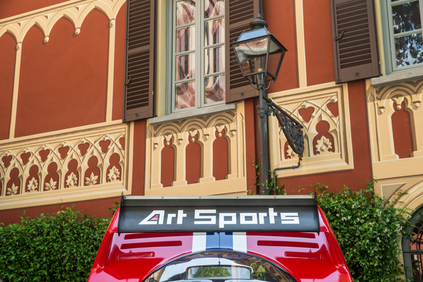 Dreidimensionaler Heckspoiler vor aufgemaler Fassade