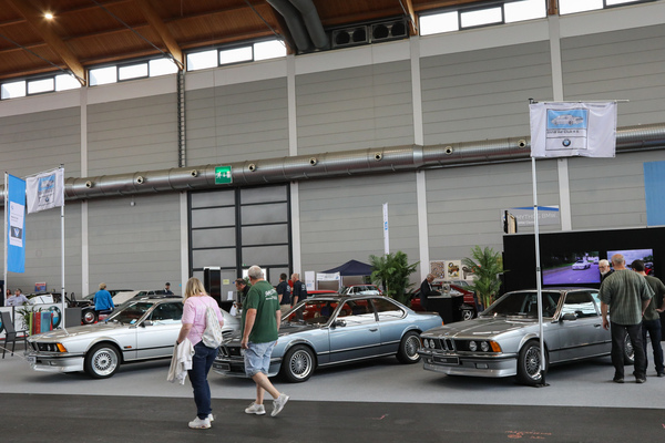 Dreimal BMW 6er-Reihe, rechts ein rarer M635 CSi - auf dem Clubstand - Klassikwelt Bodensee 2024