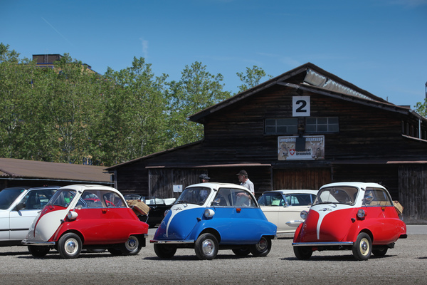 Image: Three BMW Isetta 300s in rank and file - classic car Sunday morning on June 2, 2019